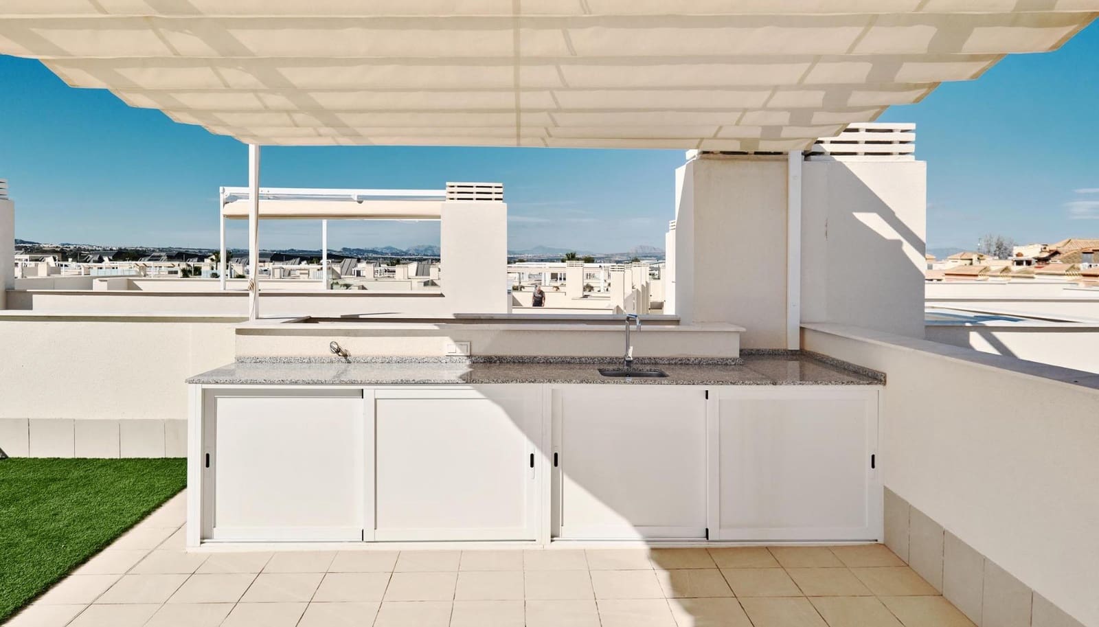 2 soverom Bungalow til salgs i Torrevieja med svømmebasseng - € 360 000 (Ref: 9877367)