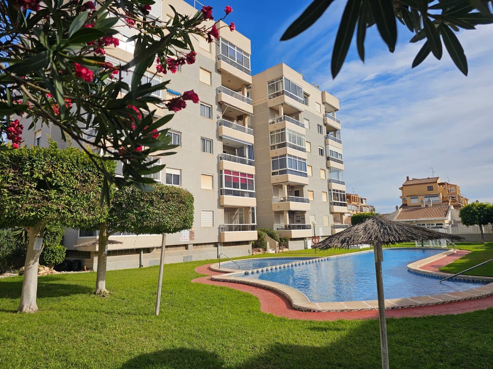2 soveværelse Lejlighed til salg i Torrevieja med swimmingpool - € 194.000 (Ref: 9877375)