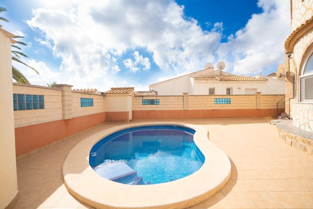 Chalet de 4 habitaciones en Orihuela Costa en venta - 439.000 € (Ref: 9877394)