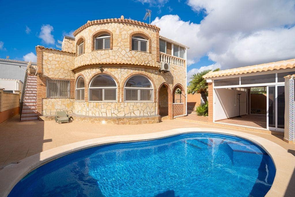 Chalet de 4 habitaciones en Orihuela Costa en venta - 439.000 € (Ref: 9877394)