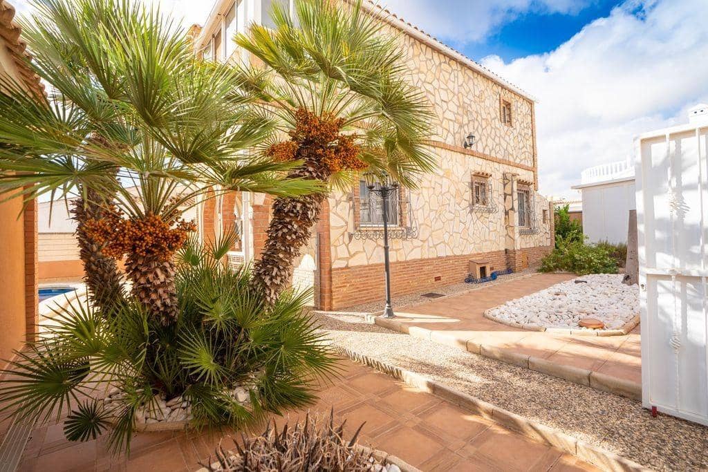Chalet de 4 habitaciones en Orihuela Costa en venta - 439.000 € (Ref: 9877394)