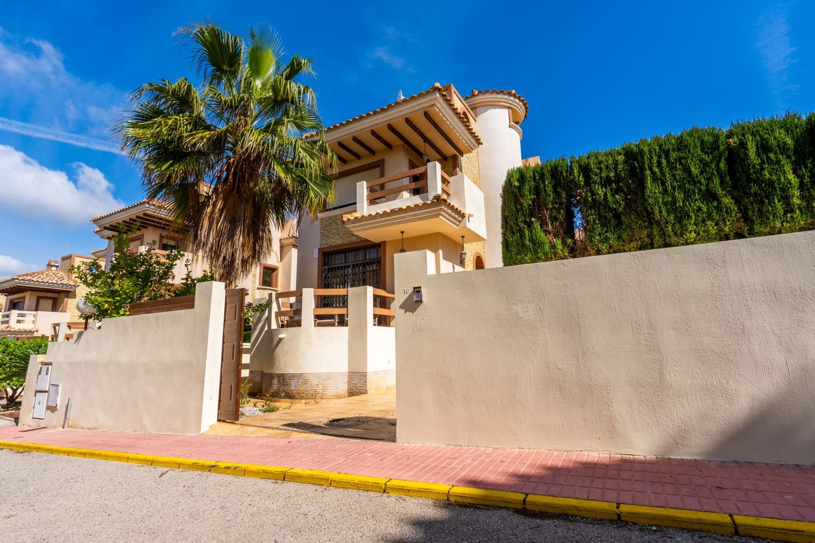 6 bedroom Villa for sale in Orihuela Costa with pool - € 365,000 (Ref: 9878015)
