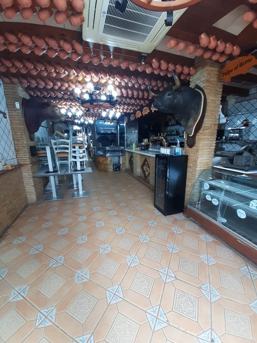 Kommersiell til salgs i Torrevieja - € 550 000 (Ref: 9878029)