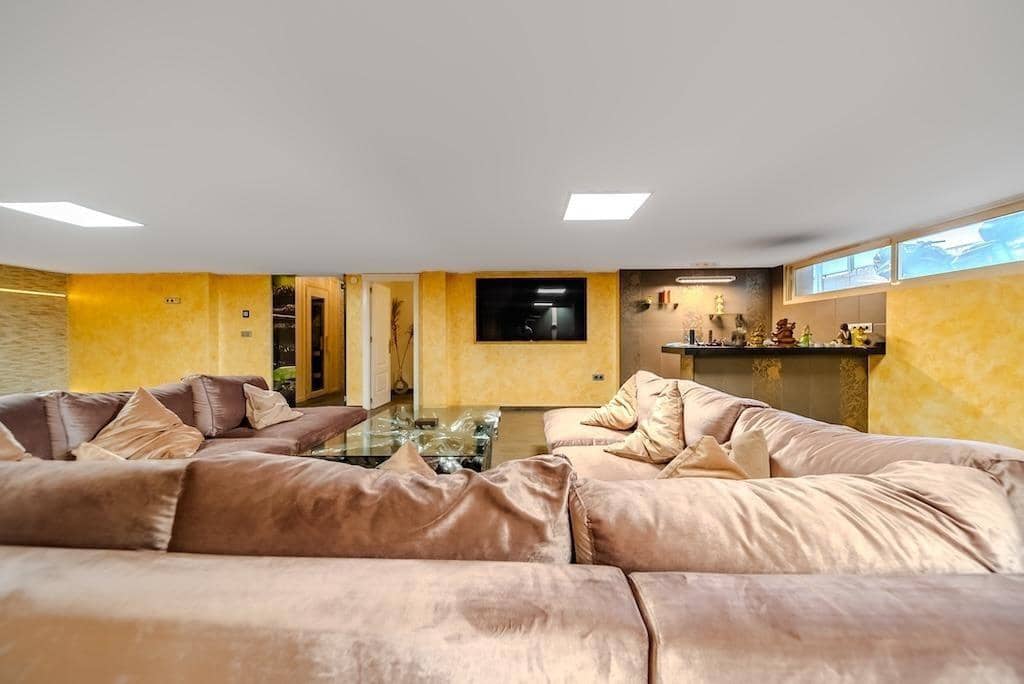 5 slaapkamer Villa te koop in Torrevieja - € 1.170.000 (Ref: 9878054)