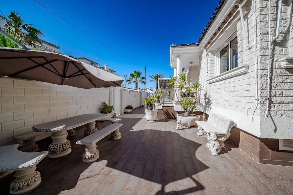 5 slaapkamer Villa te koop in Torrevieja - € 1.170.000 (Ref: 9878054)