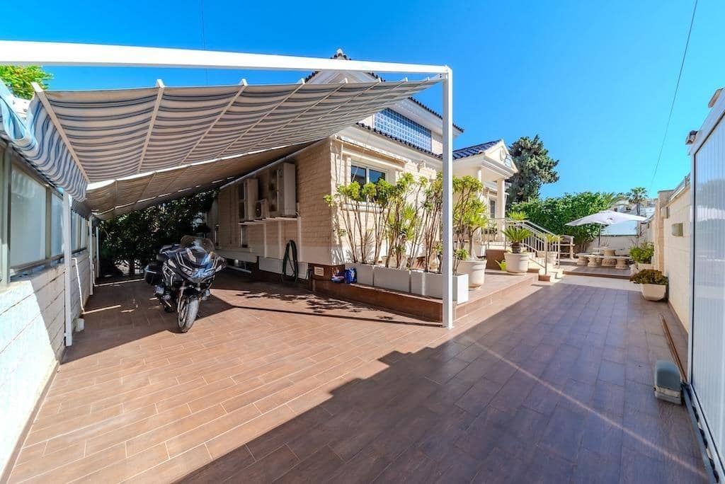 5 slaapkamer Villa te koop in Torrevieja - € 1.170.000 (Ref: 9878054)