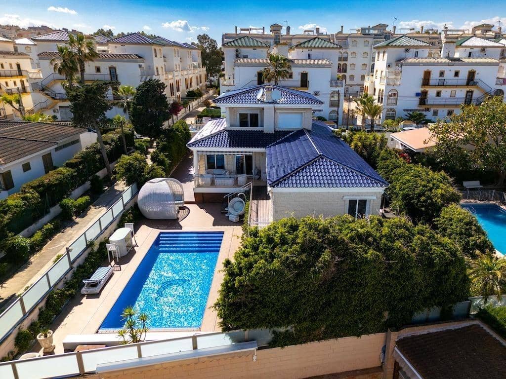 5 slaapkamer Villa te koop in Torrevieja - € 1.170.000 (Ref: 9878054)