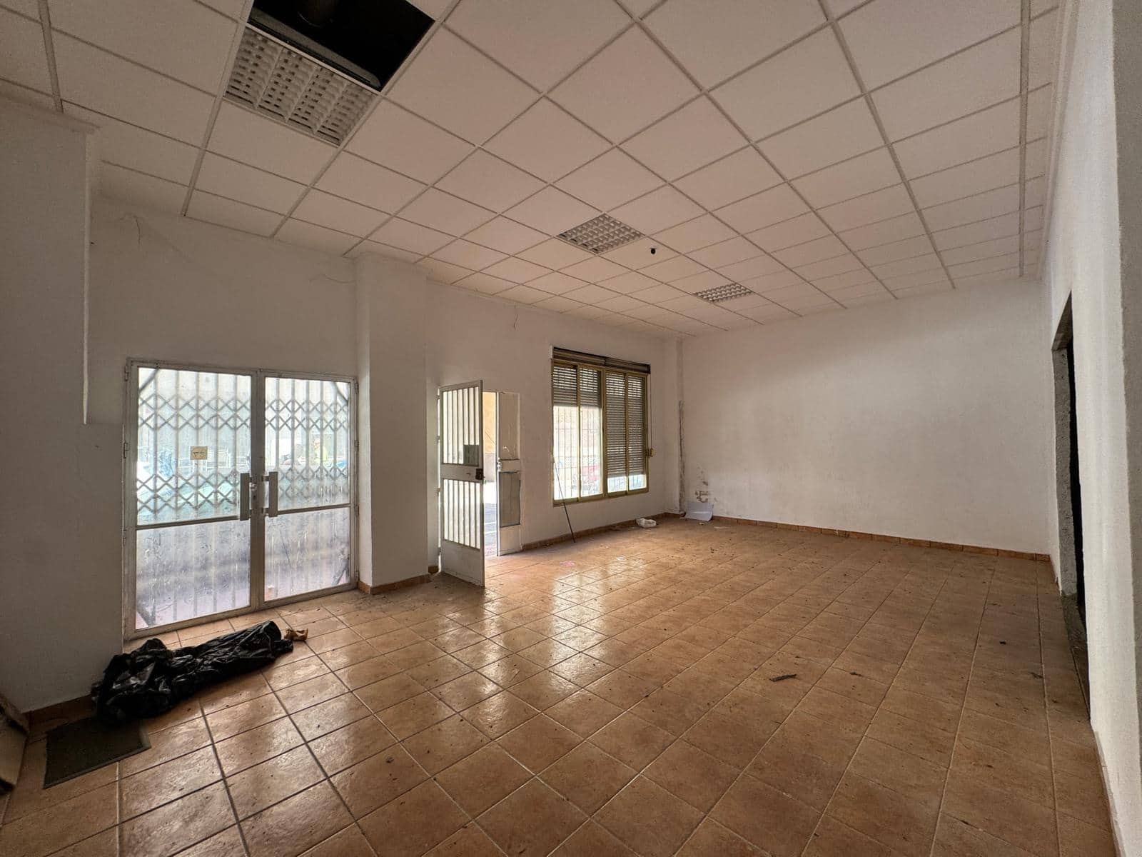 Commercial for sale in Torrevieja - € 150,000 (Ref: 9878057)