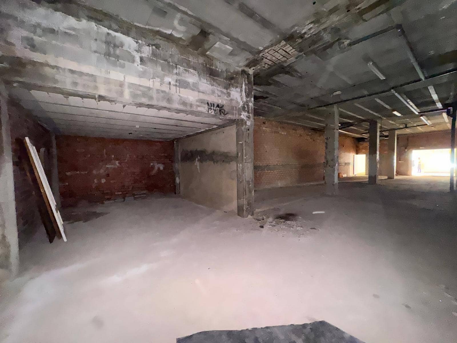 Commercial for sale in Torrevieja - € 150,000 (Ref: 9878057)