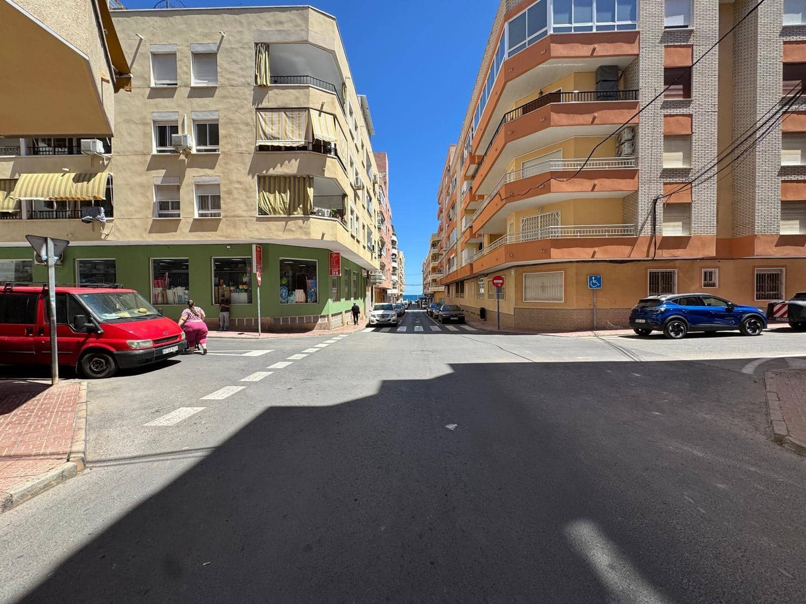 Commercial for sale in Torrevieja - € 150,000 (Ref: 9878057)