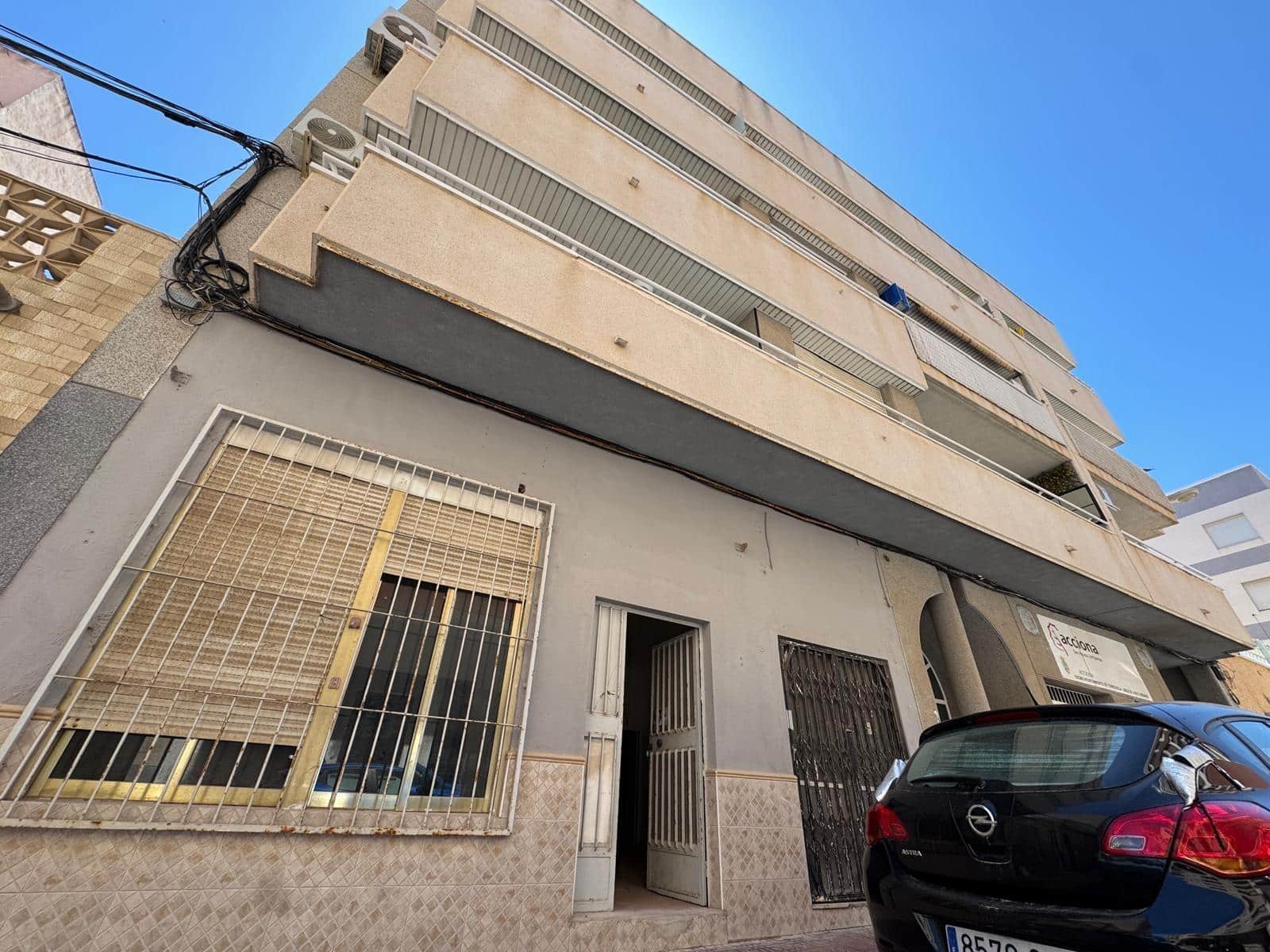 Commercial for sale in Torrevieja - € 150,000 (Ref: 9878057)