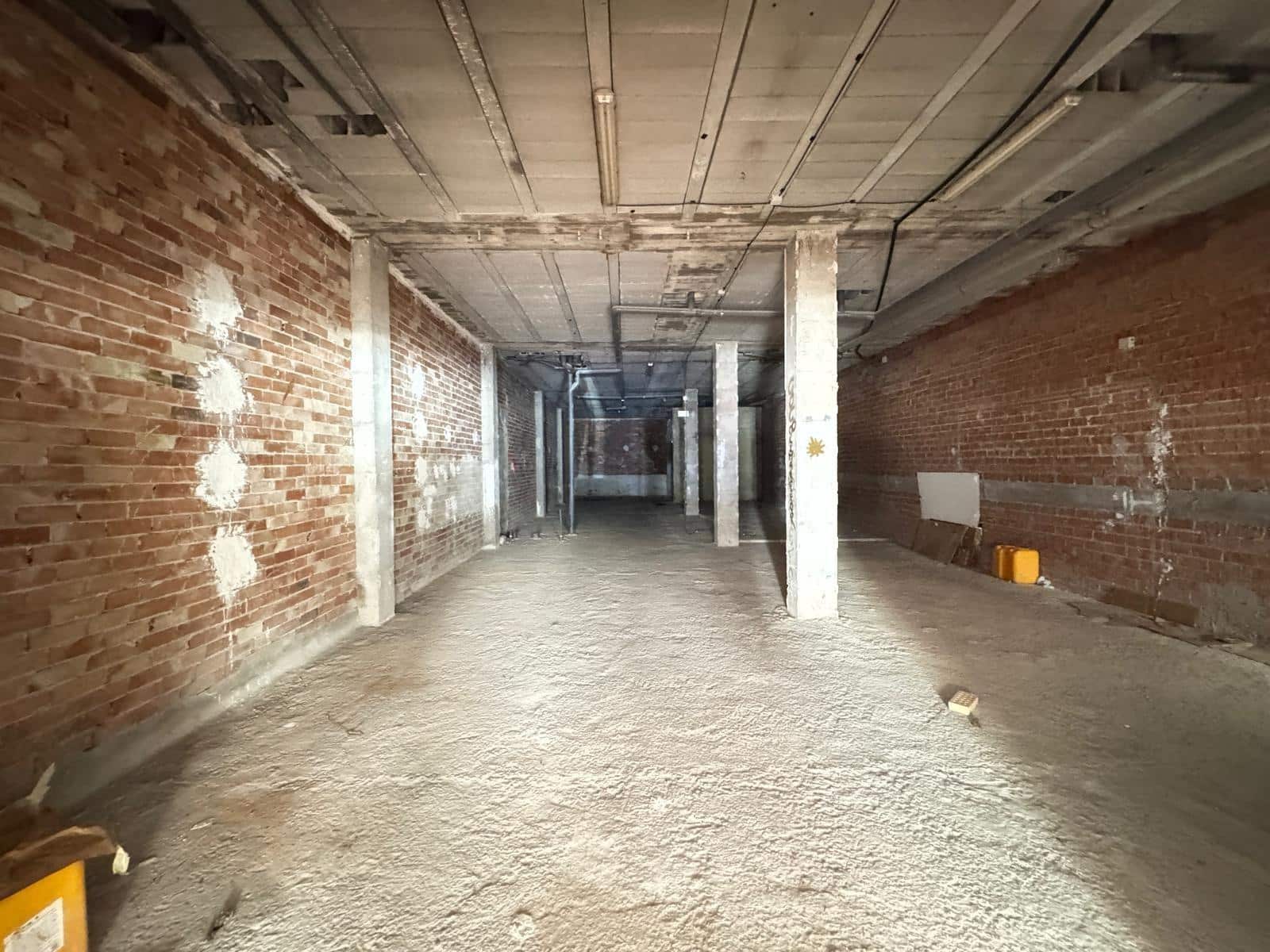 Commercial for sale in Torrevieja - € 150,000 (Ref: 9878057)