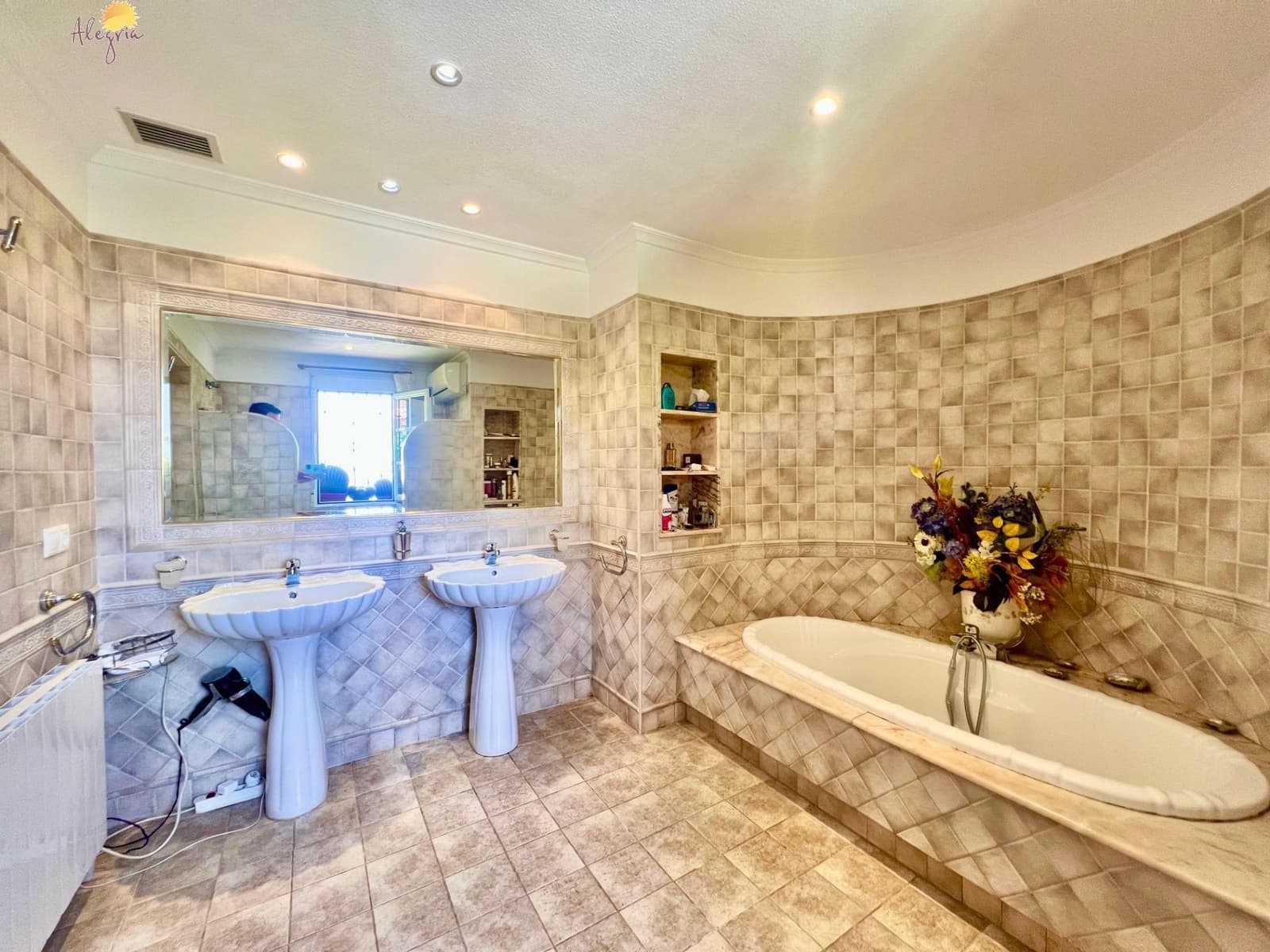 3 slaapkamer Villa te koop in Torrevieja met zwembad - € 490.000 (Ref: 9878060)