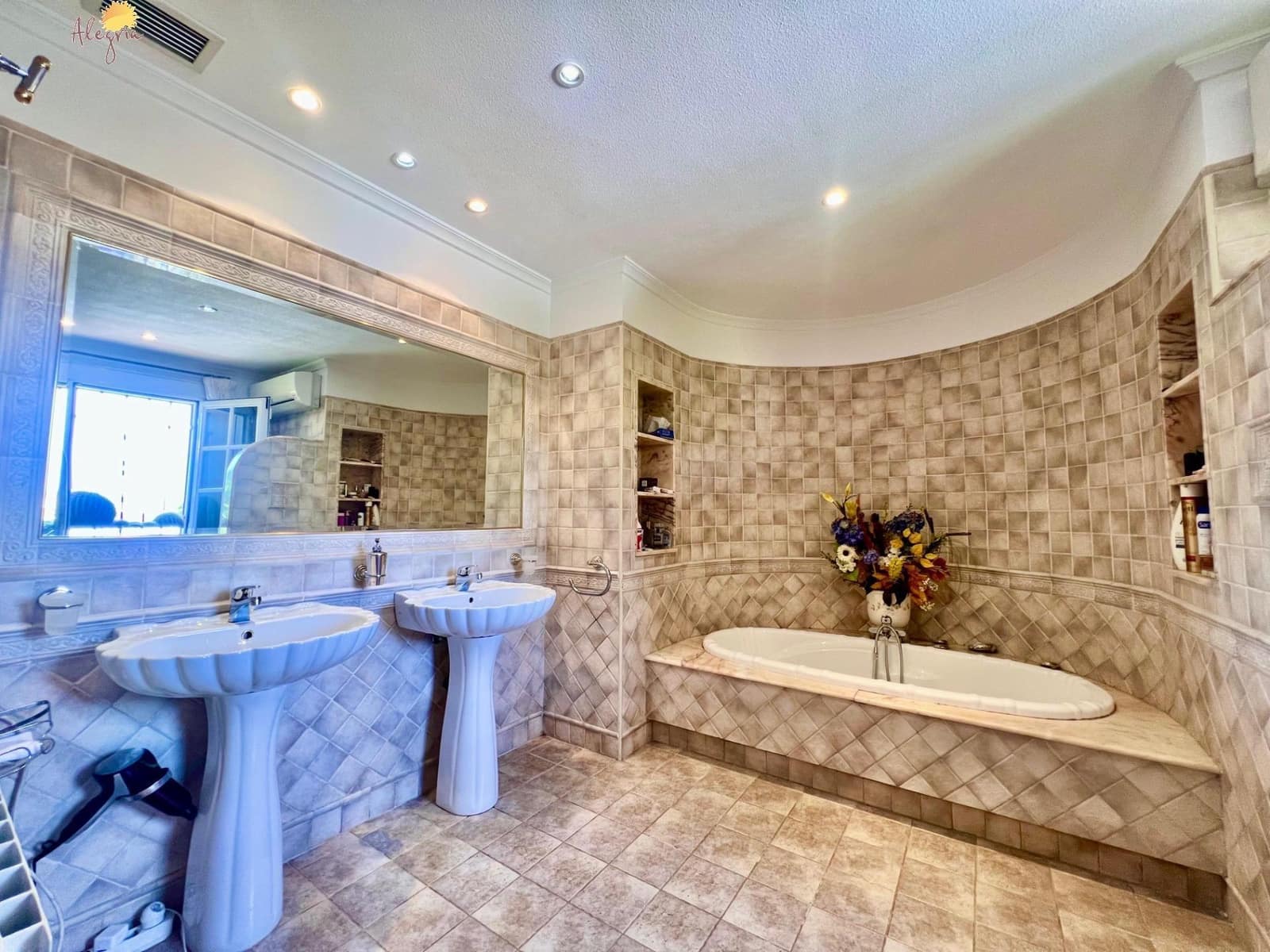 3 slaapkamer Villa te koop in Torrevieja met zwembad - € 490.000 (Ref: 9878060)