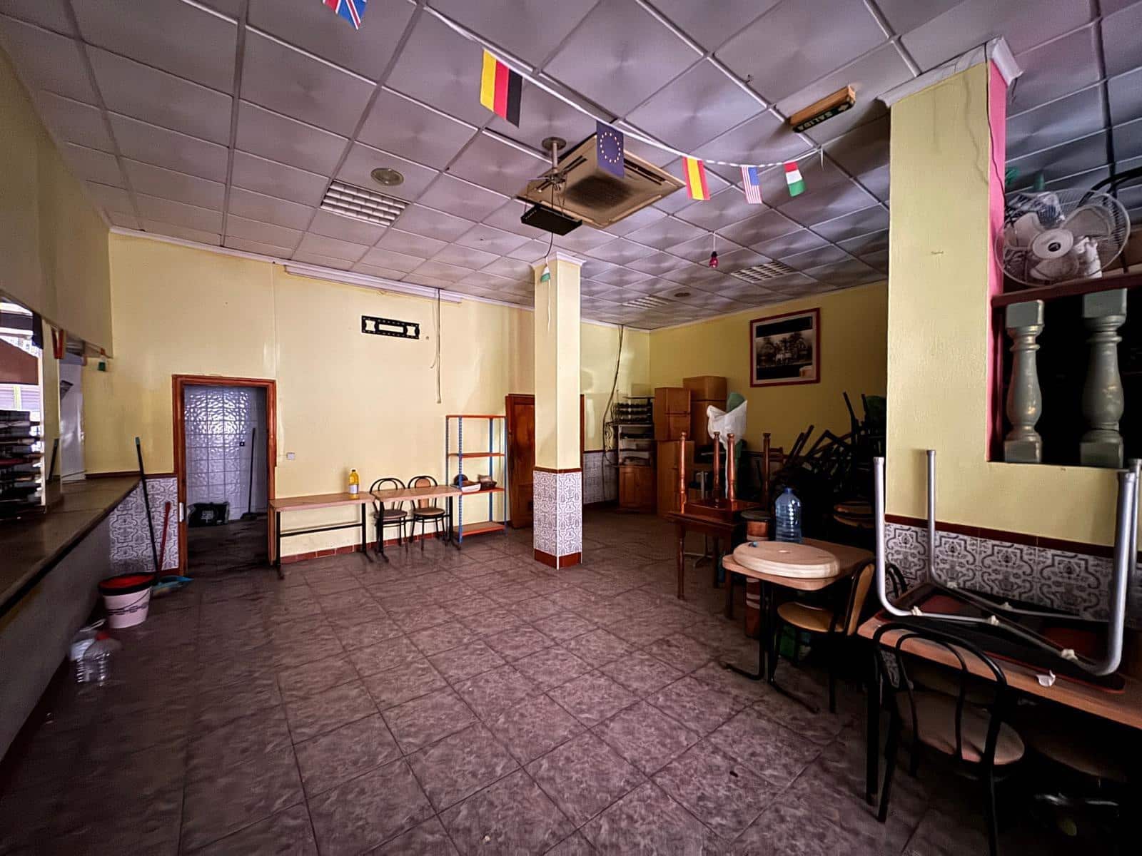 Comercial para venda em Torrevieja - 129 900 € (Ref: 9878066)