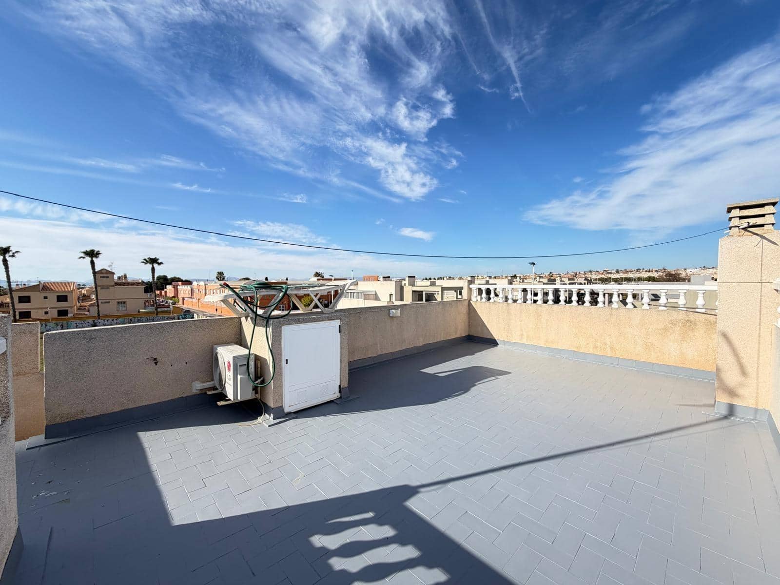 2 makuuhuone Bungalow myytävänä paikassa Torrevieja mukana uima-altaan - 164 900 € (Ref: 9881588)