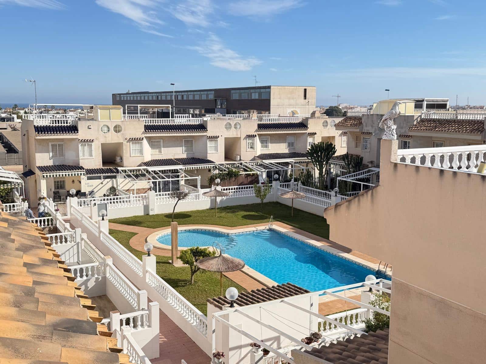 2 makuuhuone Bungalow myytävänä paikassa Torrevieja mukana uima-altaan - 164 900 € (Ref: 9881588)