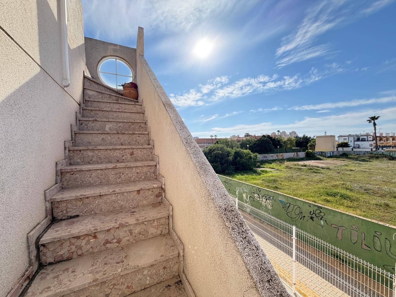 2 makuuhuone Bungalow myytävänä paikassa Torrevieja mukana uima-altaan - 164 900 € (Ref: 9881588)