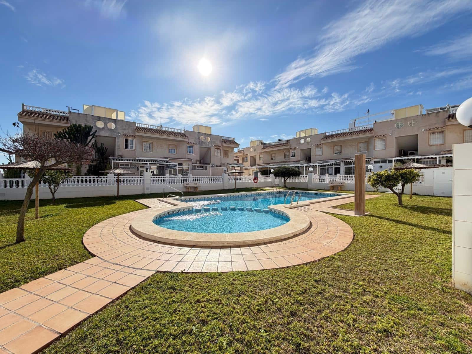 2 makuuhuone Bungalow myytävänä paikassa Torrevieja mukana uima-altaan - 164 900 € (Ref: 9881588)