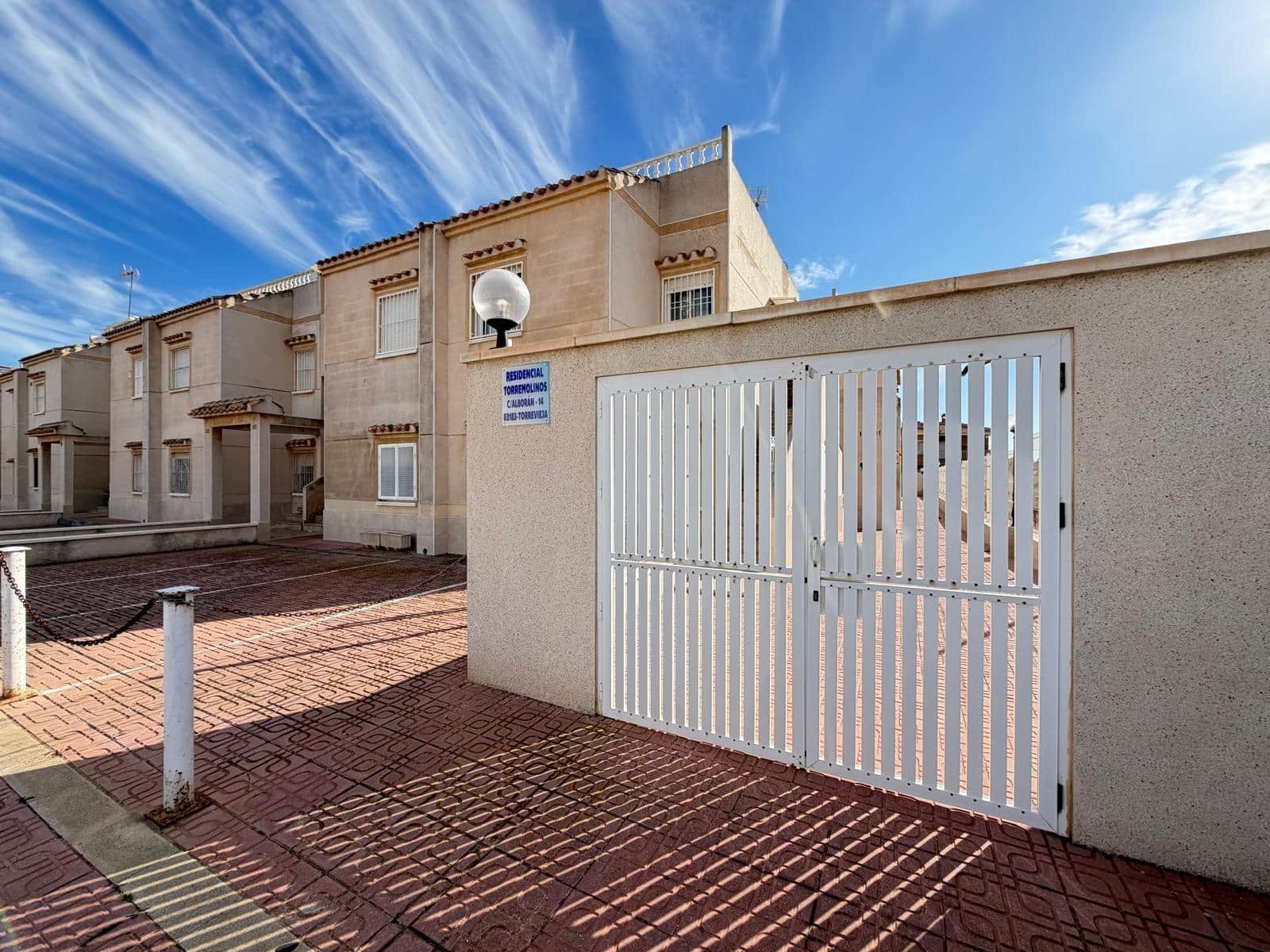 2 makuuhuone Bungalow myytävänä paikassa Torrevieja mukana uima-altaan - 164 900 € (Ref: 9881588)