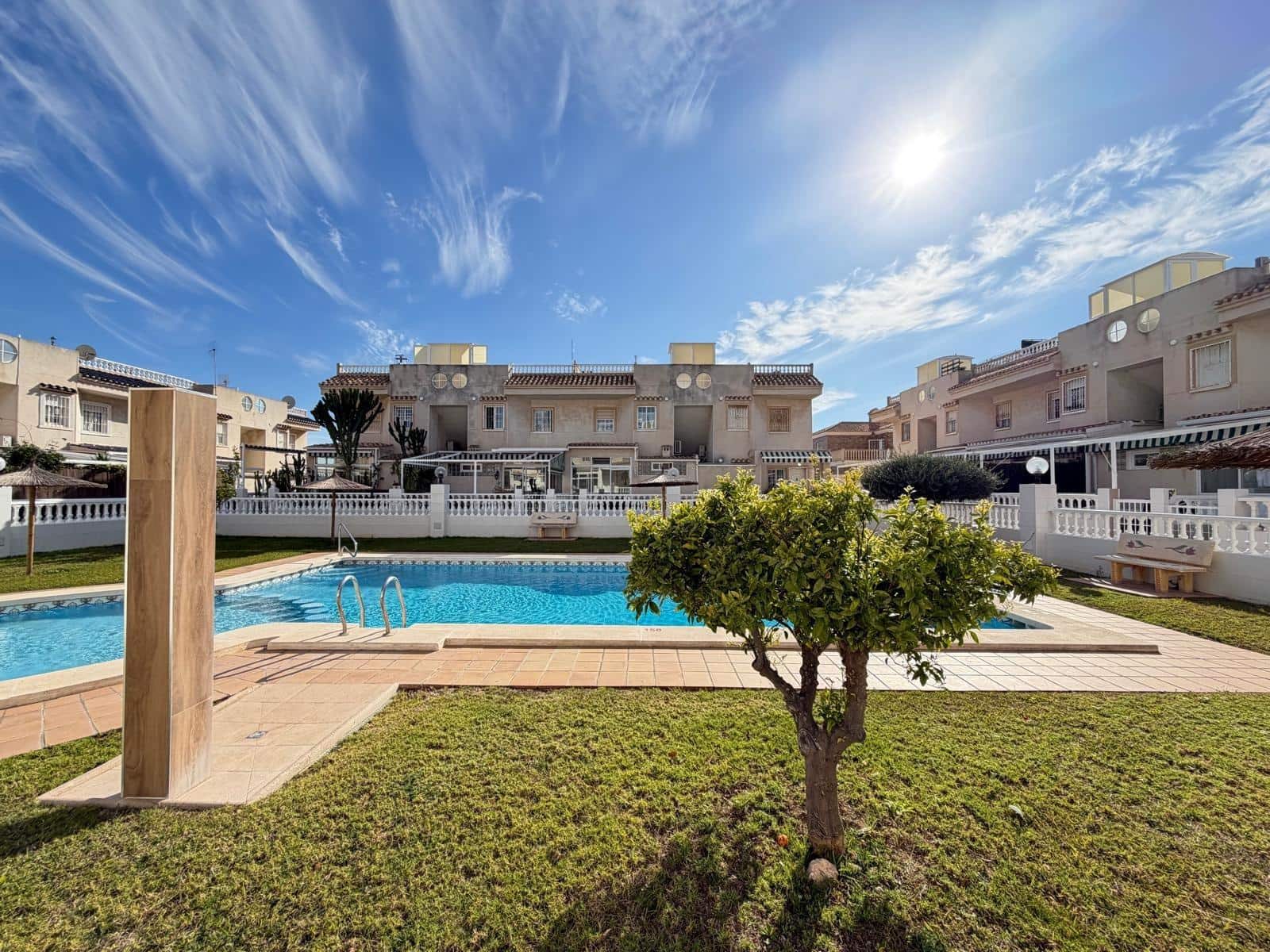2 makuuhuone Bungalow myytävänä paikassa Torrevieja mukana uima-altaan - 164 900 € (Ref: 9881588)
