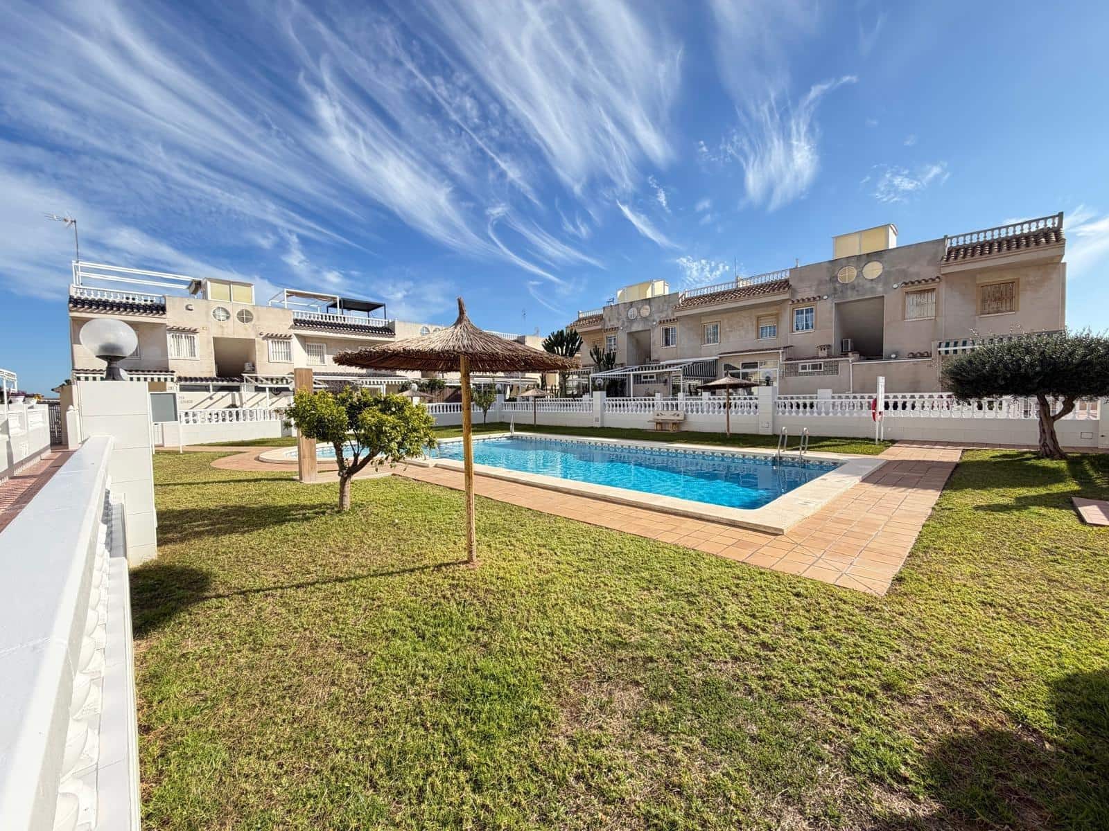 2 makuuhuone Bungalow myytävänä paikassa Torrevieja mukana uima-altaan - 164 900 € (Ref: 9881588)