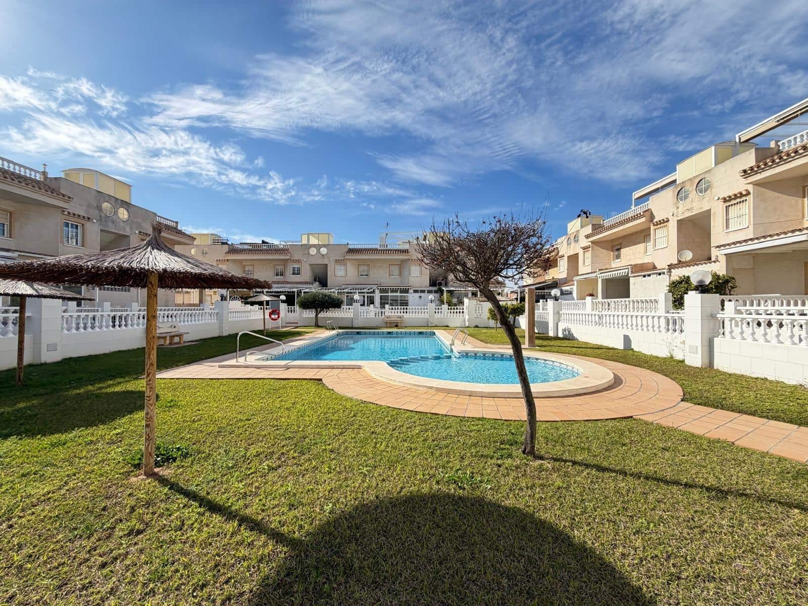 2 makuuhuone Bungalow myytävänä paikassa Torrevieja mukana uima-altaan - 164 900 € (Ref: 9881588)