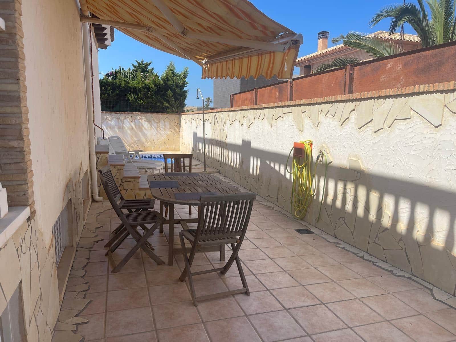 5 Zimmer Haus zu verkaufen in Torrevieja mit Pool - 670.000 € (Ref: 9881595)