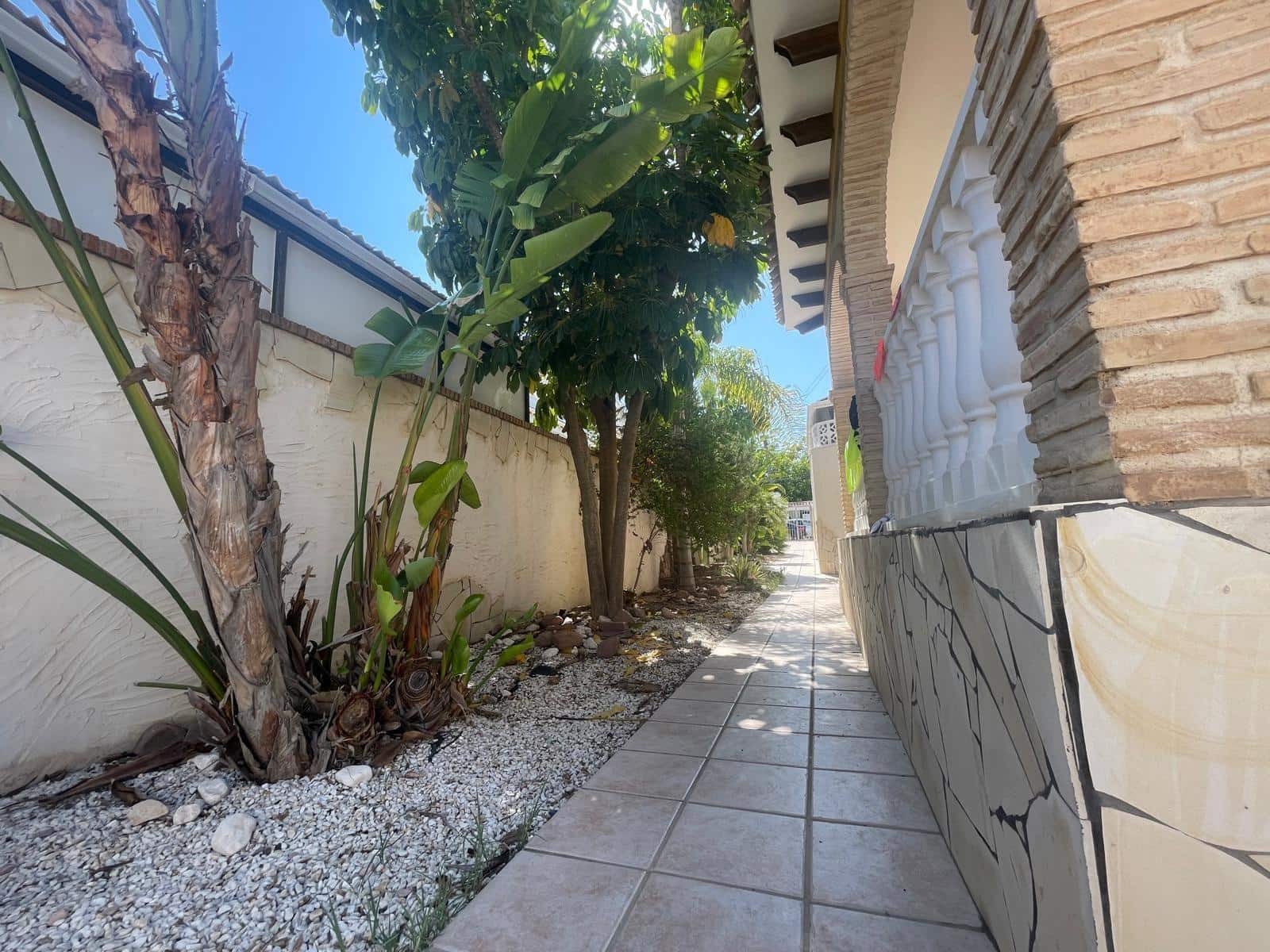 5 Zimmer Haus zu verkaufen in Torrevieja mit Pool - 670.000 € (Ref: 9881595)