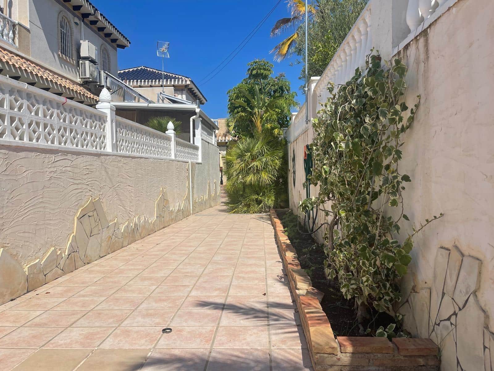 5 Zimmer Haus zu verkaufen in Torrevieja mit Pool - 670.000 € (Ref: 9881595)