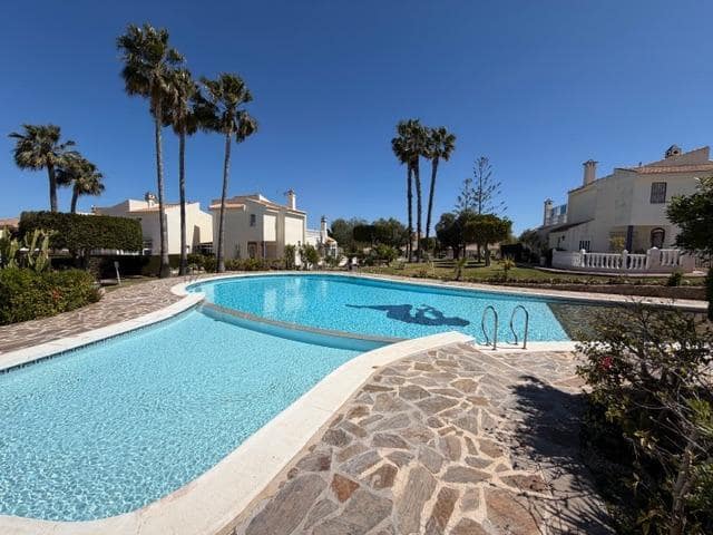 1 soveværelse Bungalow til salg i Torrevieja med swimmingpool - € 142.000 (Ref: 9882206)