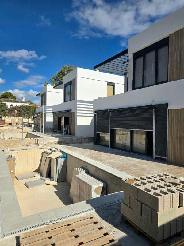 Chalet de 3 habitaciones en La Nucia en venta con piscina - 530.000 € (Ref: 9909251)