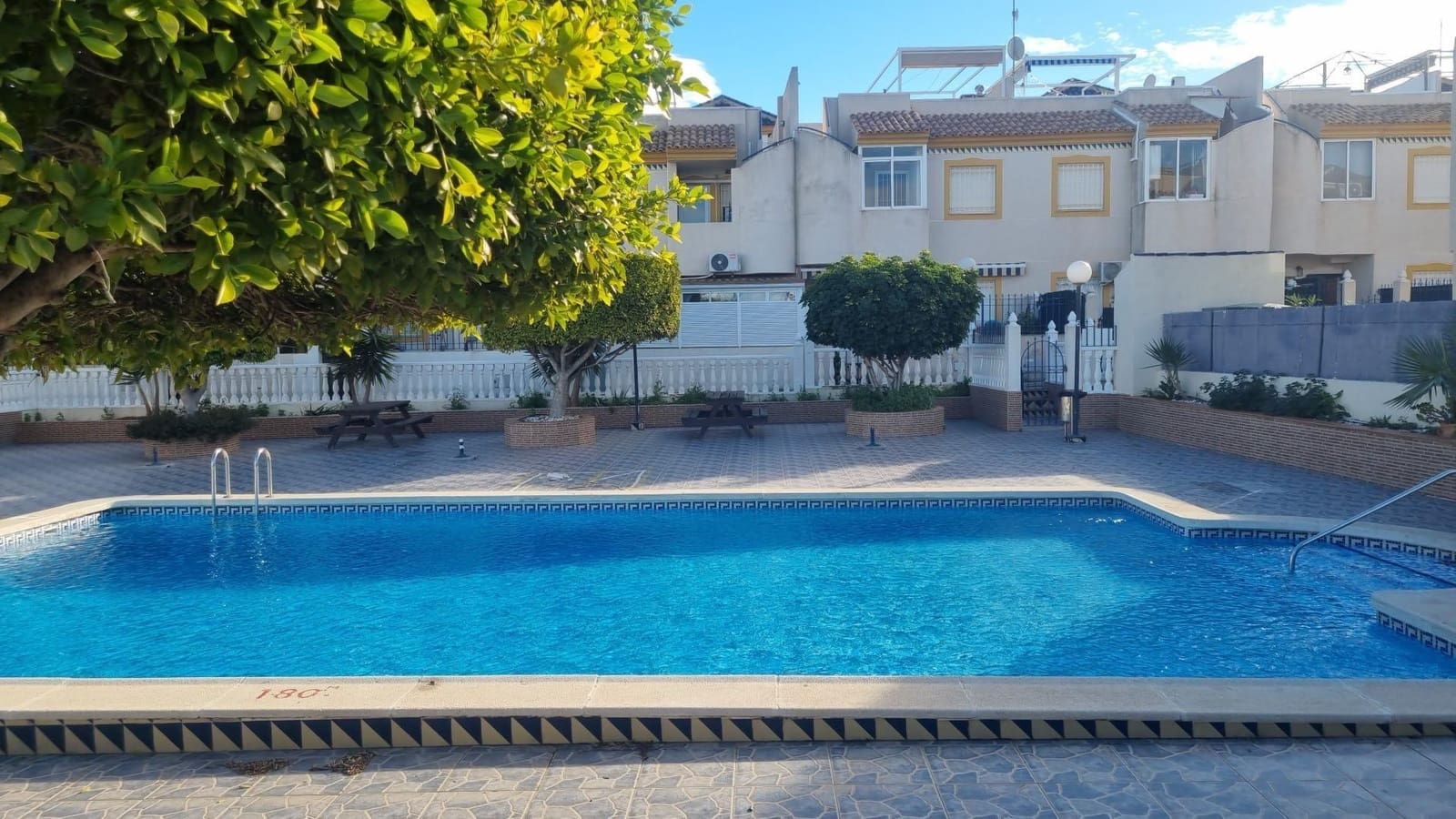 1 soverom Bungalow til salgs i Torrevieja med svømmebasseng - € 180 000 (Ref: 9909311)