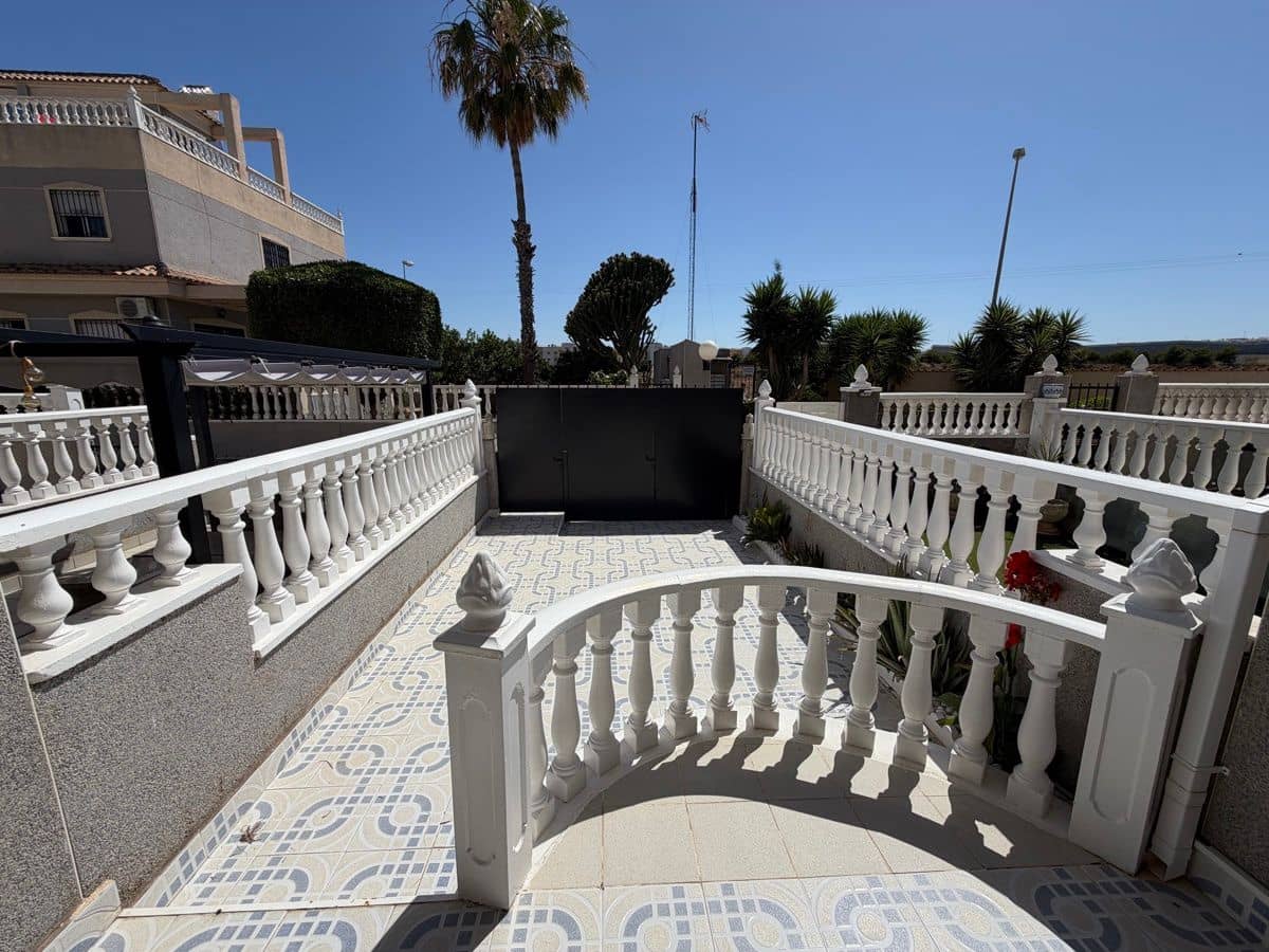 3 Zimmer Haus zu verkaufen in Playa Flamenca mit Pool - 309.000 € (Ref: 9909319)