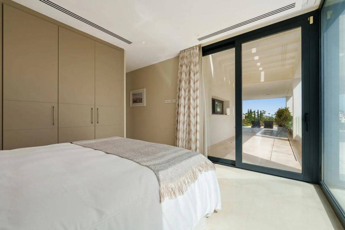 5 bedroom Villa for sale in Marbella with pool garage - € 4,595,000 (Ref: 9913467)