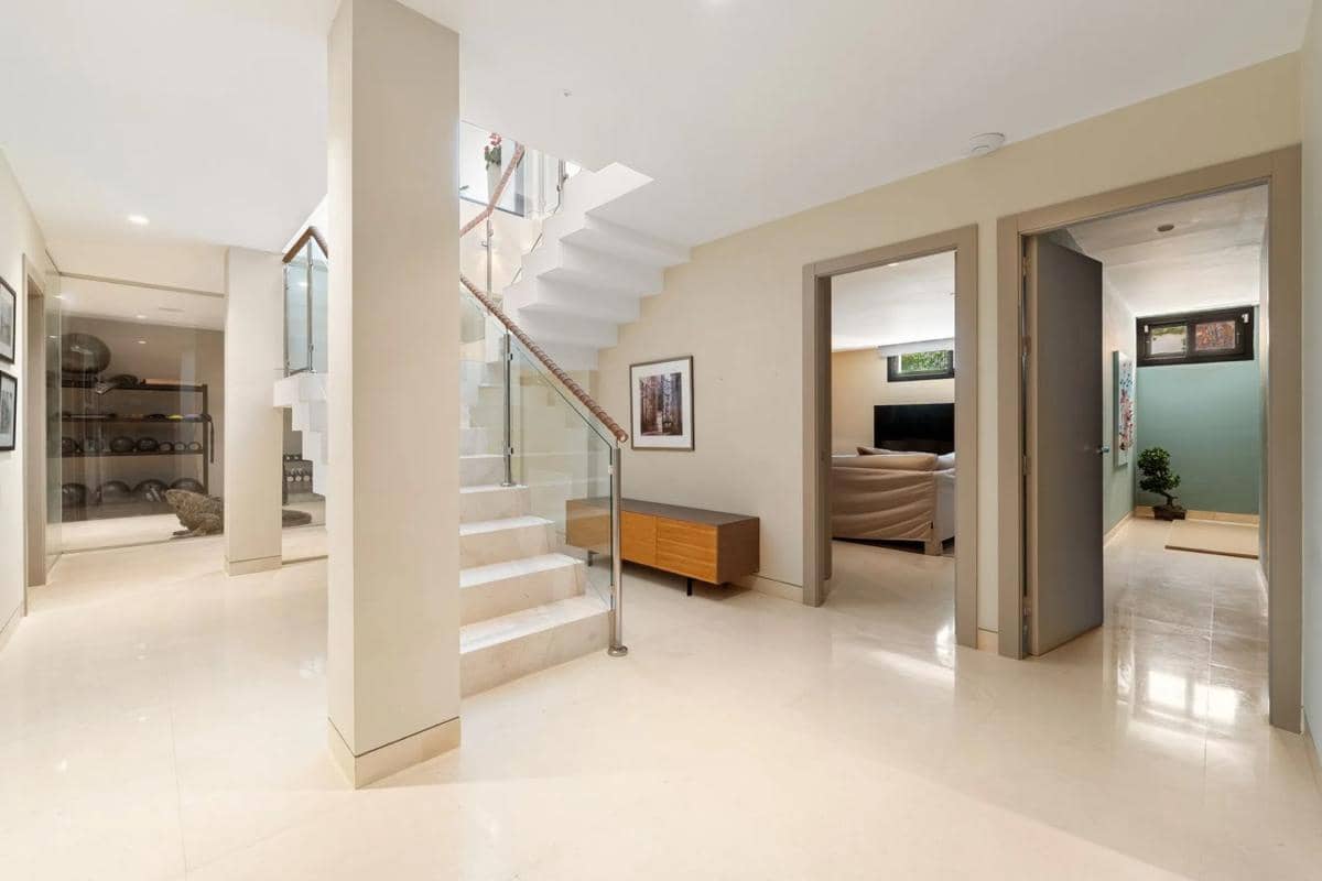 5 bedroom Villa for sale in Marbella with pool garage - € 4,595,000 (Ref: 9913467)
