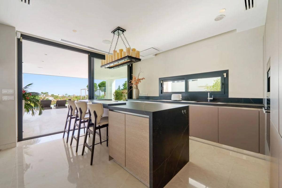 5 bedroom Villa for sale in Marbella with pool garage - € 4,595,000 (Ref: 9913467)
