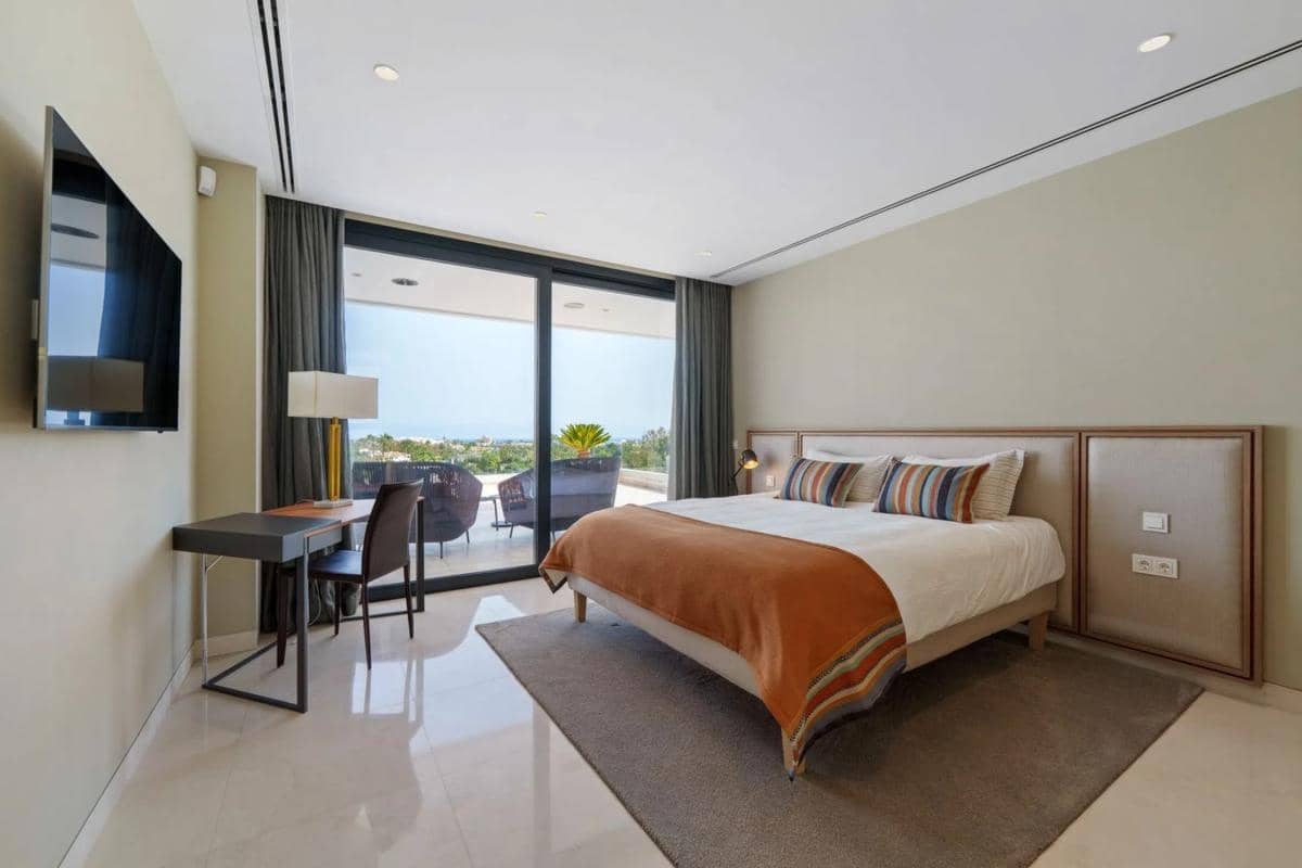 5 bedroom Villa for sale in Marbella with pool garage - € 4,595,000 (Ref: 9913467)