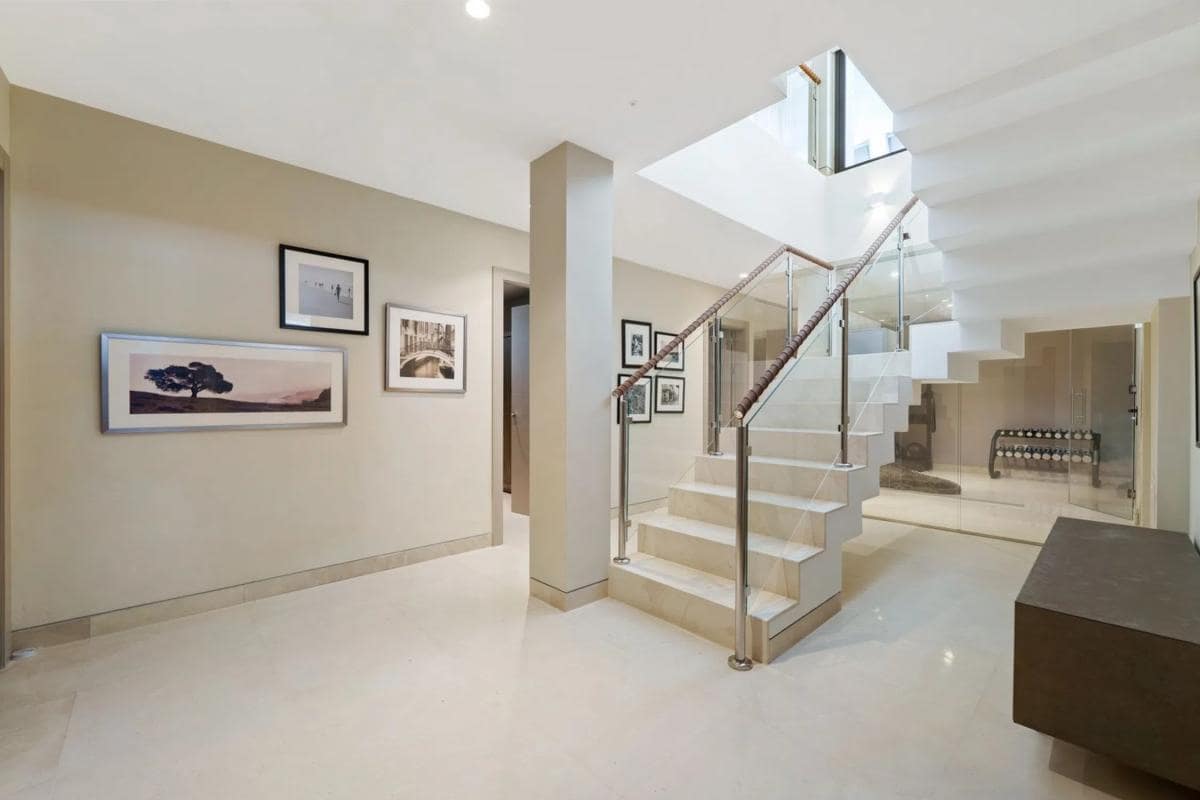 5 bedroom Villa for sale in Marbella with pool garage - € 4,595,000 (Ref: 9913467)