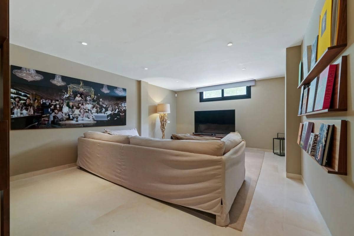 5 bedroom Villa for sale in Marbella with pool garage - € 4,595,000 (Ref: 9913467)