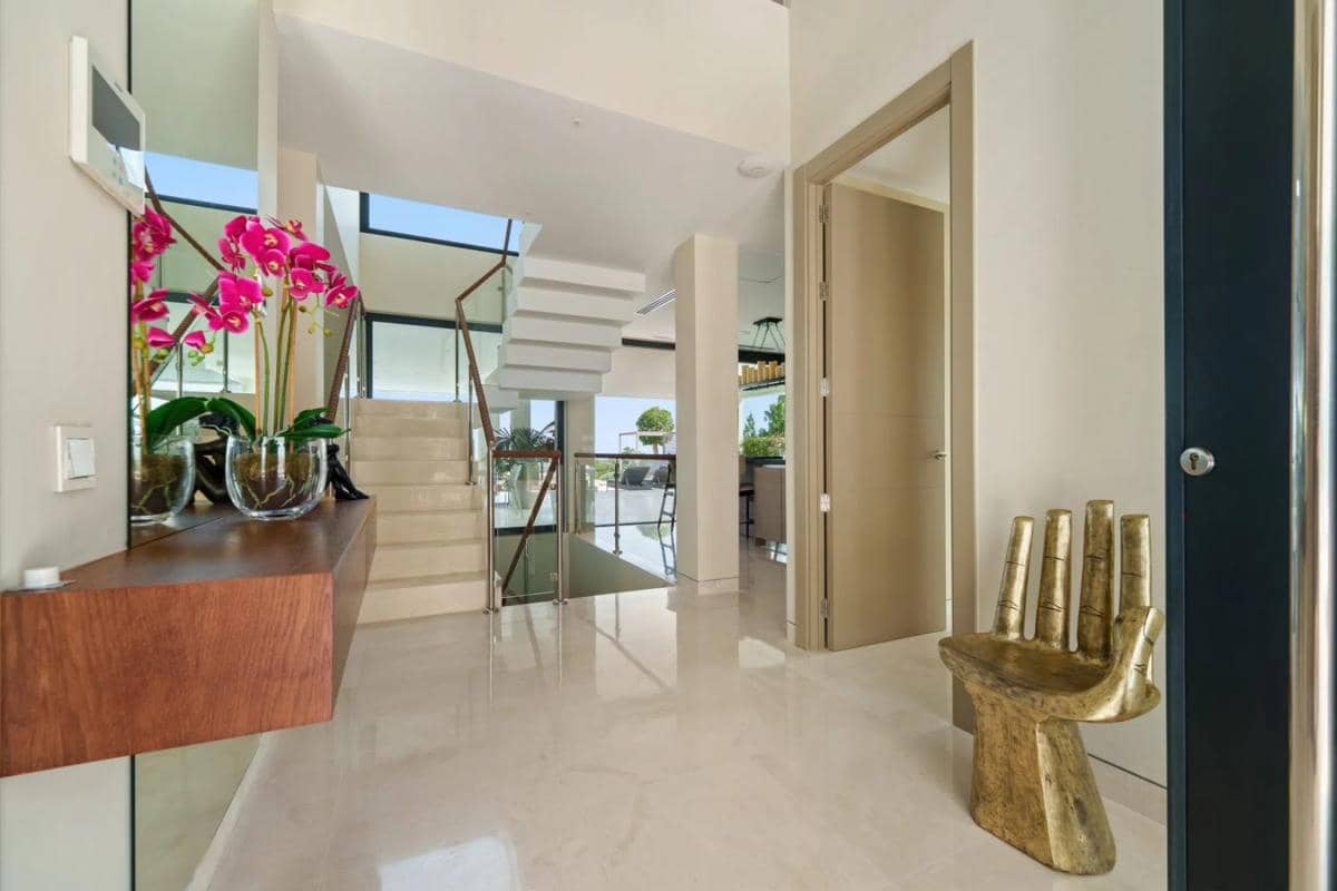 5 bedroom Villa for sale in Marbella with pool garage - € 4,595,000 (Ref: 9913467)