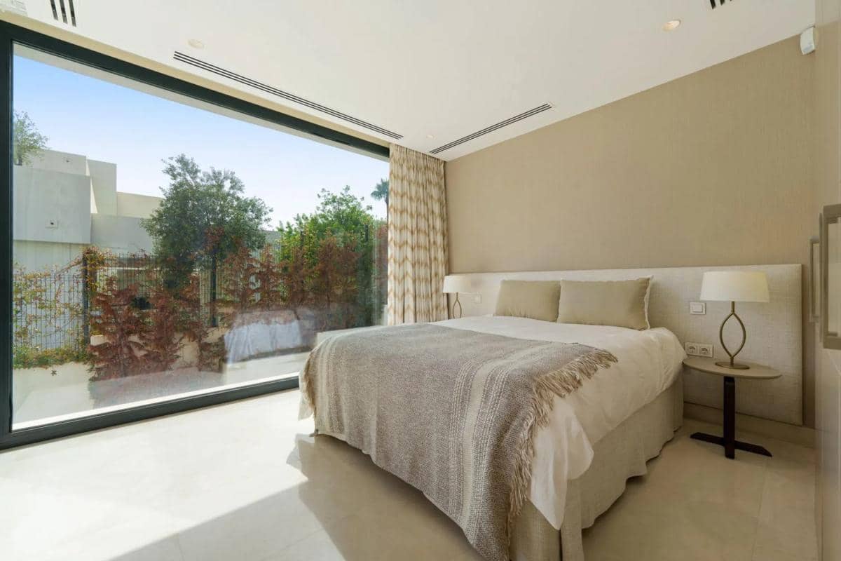 5 bedroom Villa for sale in Marbella with pool garage - € 4,595,000 (Ref: 9913467)