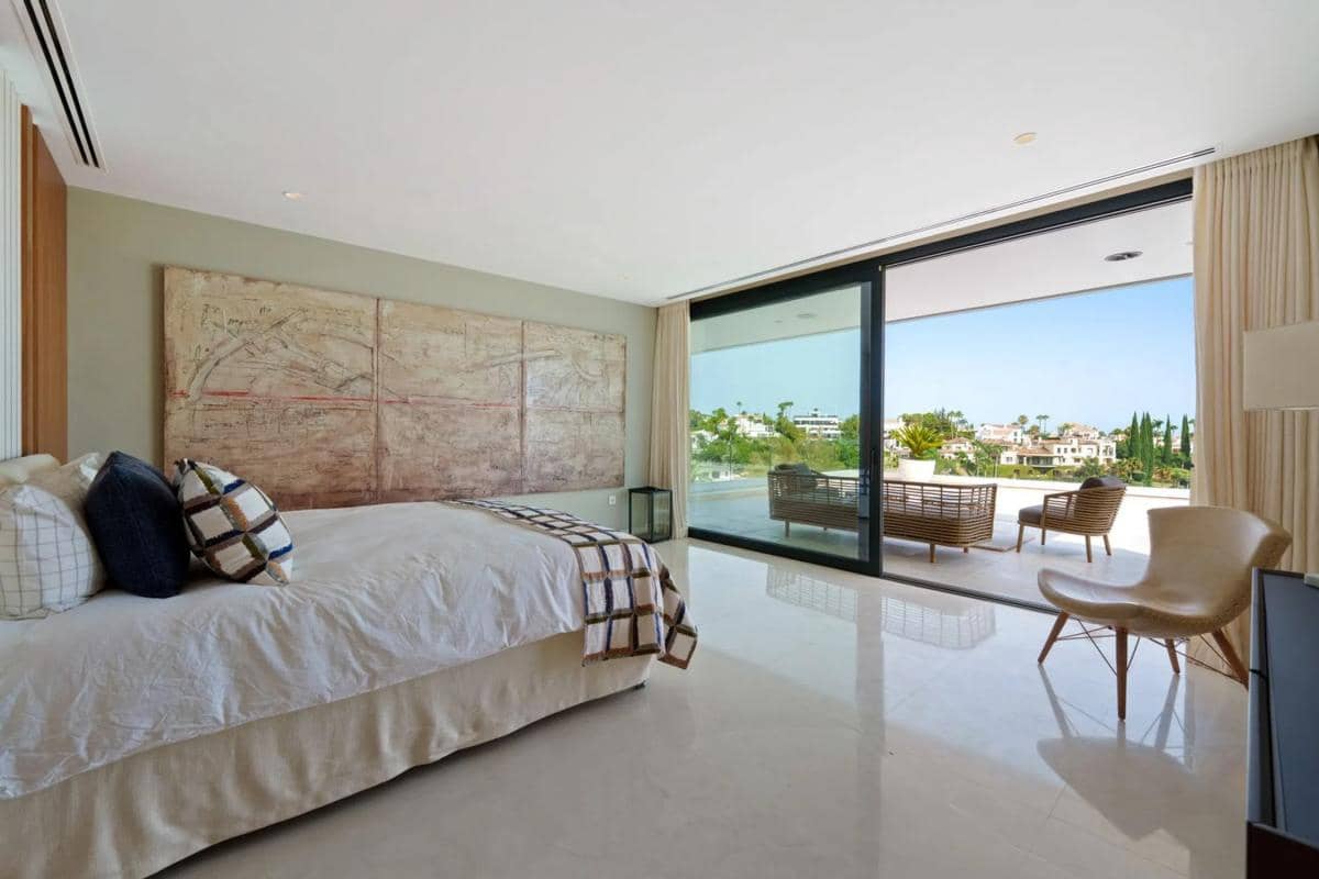 5 bedroom Villa for sale in Marbella with pool garage - € 4,595,000 (Ref: 9913467)