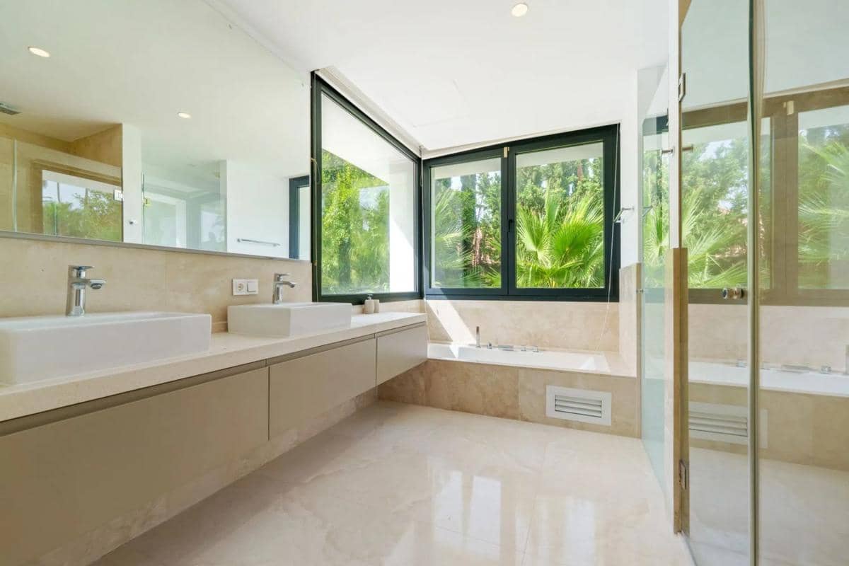 5 bedroom Villa for sale in Marbella with pool garage - € 4,595,000 (Ref: 9913467)