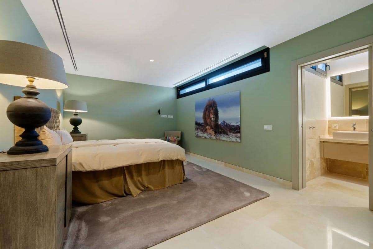 5 bedroom Villa for sale in Marbella with pool garage - € 4,595,000 (Ref: 9913467)