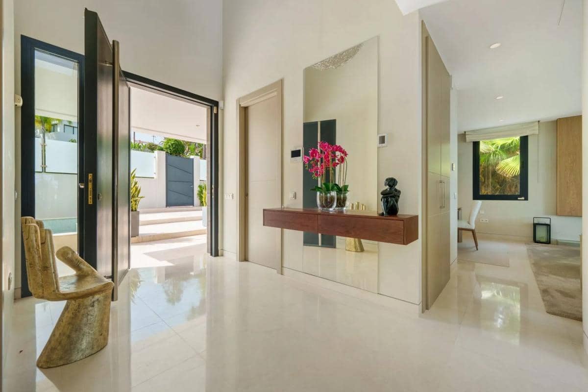 5 bedroom Villa for sale in Marbella with pool garage - € 4,595,000 (Ref: 9913467)