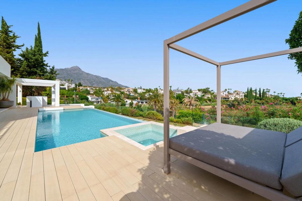 5 bedroom Villa for sale in Marbella with pool garage - € 4,595,000 (Ref: 9913467)