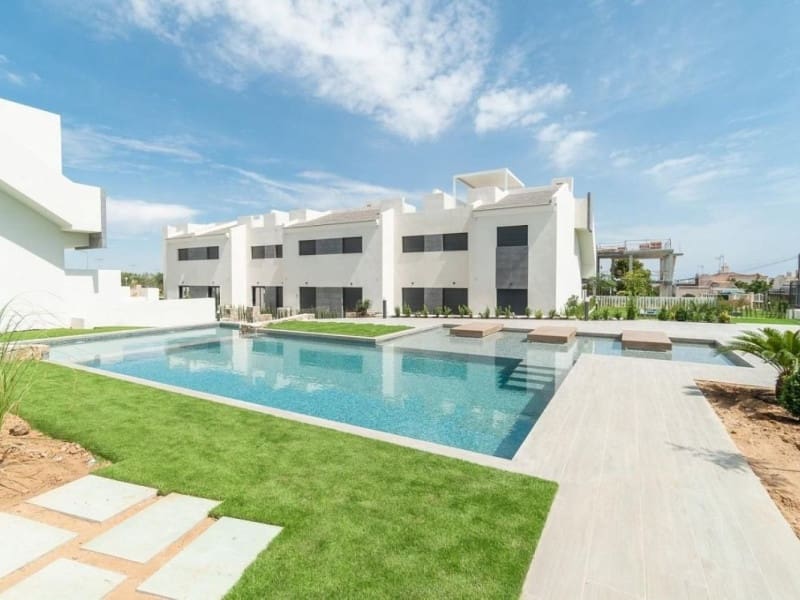 3 chambre Bungalow à vendre à Torrevieja avec piscine - 330 000 € (Ref: 9913610)