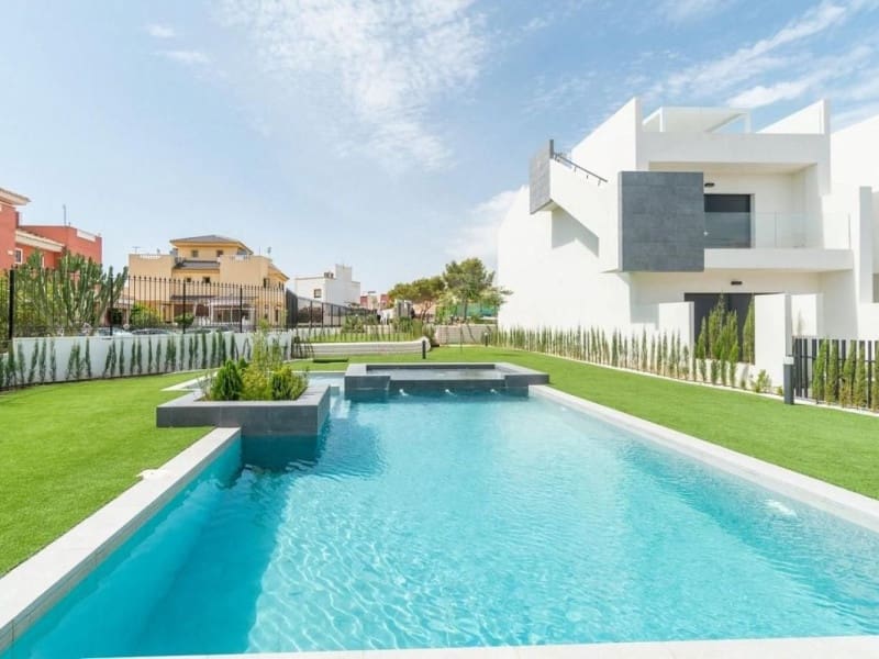 3 chambre Bungalow à vendre à Torrevieja avec piscine - 330 000 € (Ref: 9913610)