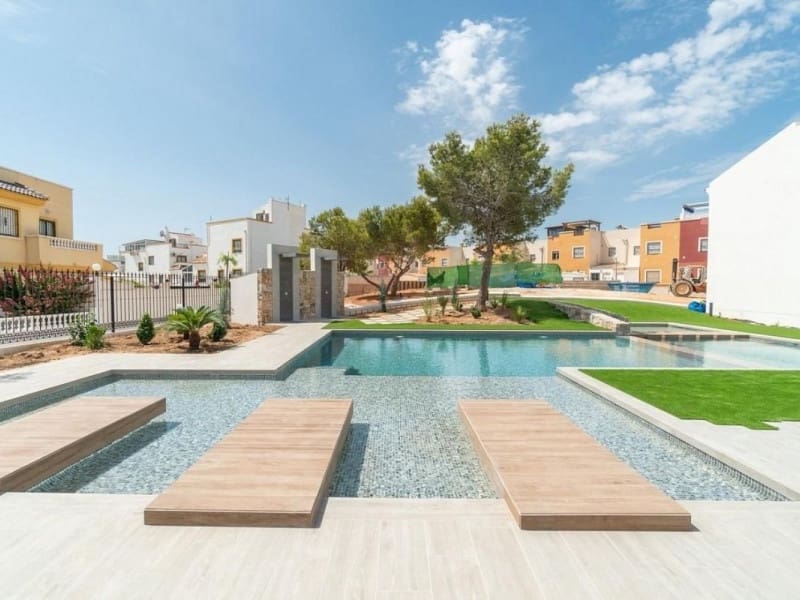 3 chambre Bungalow à vendre à Torrevieja avec piscine - 330 000 € (Ref: 9913610)